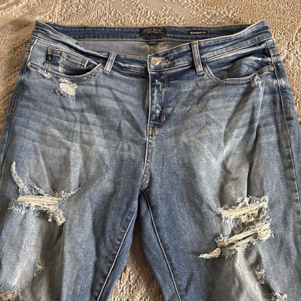 Judy Blue Boyfriend Fit Size 15/32 Jeans Distressed Blue Casual EUC - Picture 2 of 10